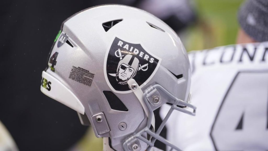 Raiders tiba -tiba memiliki quarterback quarterback