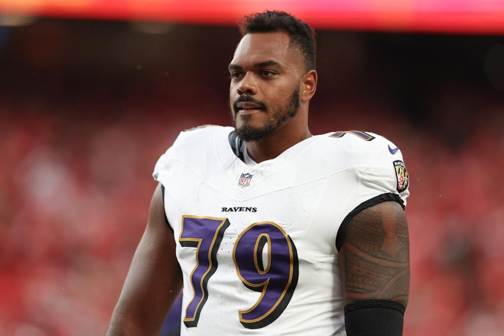 Ravens menandatangani ulang LT Ronnie Stanley, Top OL On Free Agent Board, dengan kesepakatan 3 tahun, $ 60 juta