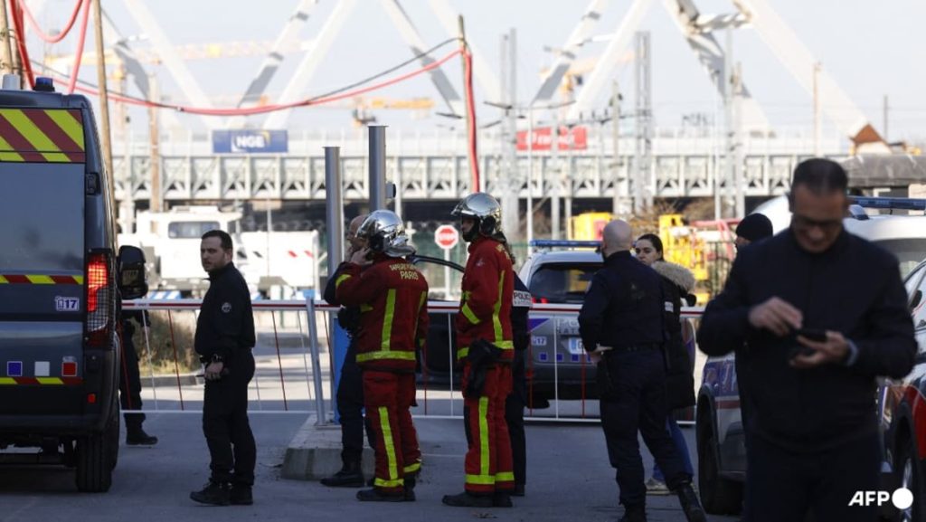 Ribuan yang terdampar sebagai bom Perang Dunia II melumpuhkan stasiun kereta Paris