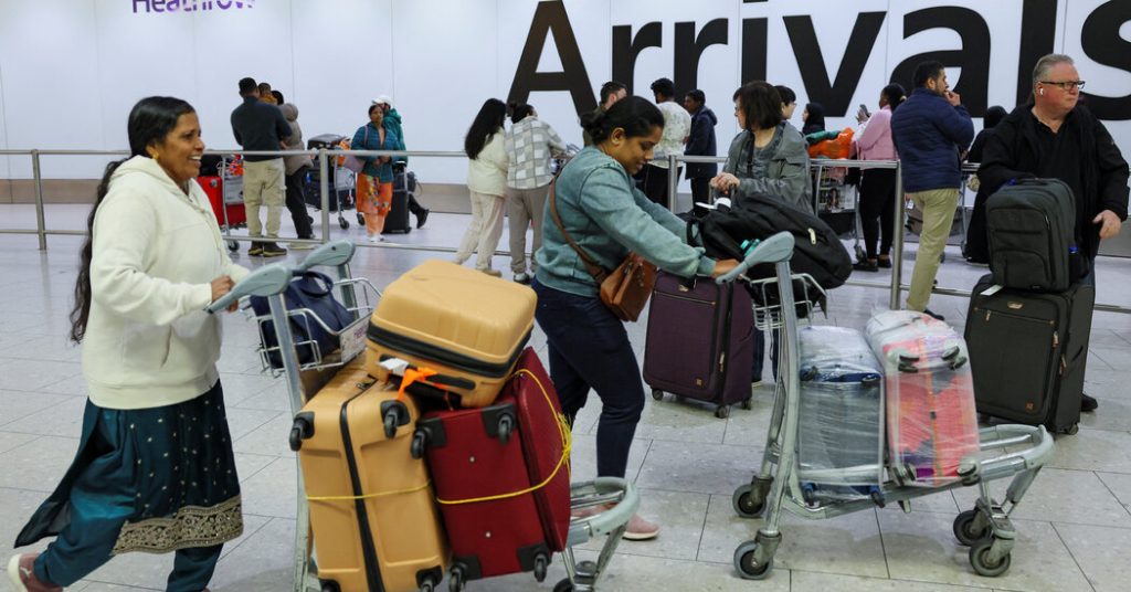 ‘Sangat ingin untuk kembali’: Wisatawan menuangkan ke heathrow yang dibuka kembali