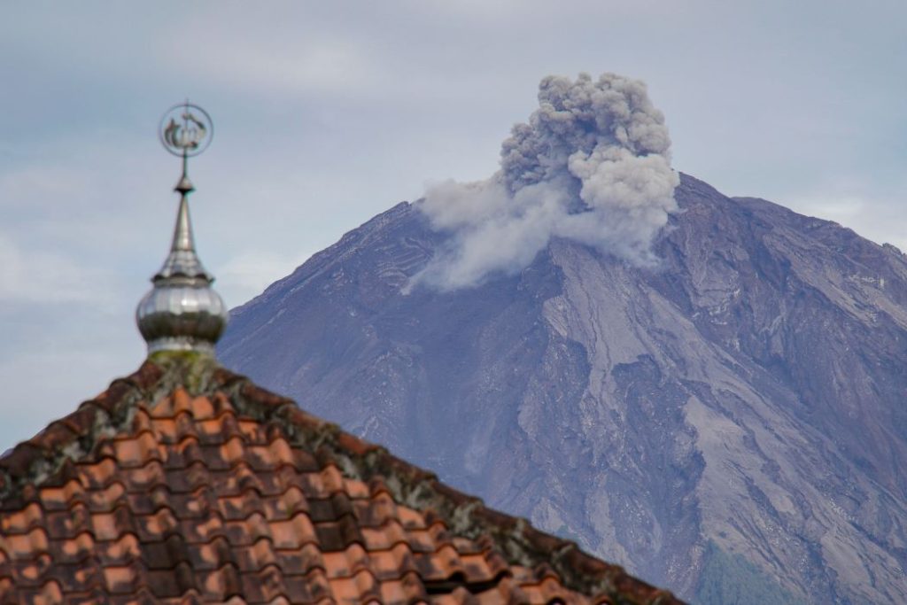 Semeru Tiga Kali Erupsi, Tinggi Letusan hingga 800 meter