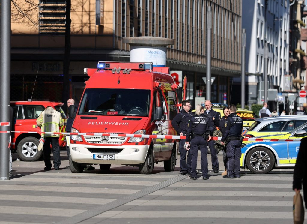 Setidaknya dua tewas setelah mobil berkendara ke kerumunan di Mannheim Jerman | Berita Kejahatan