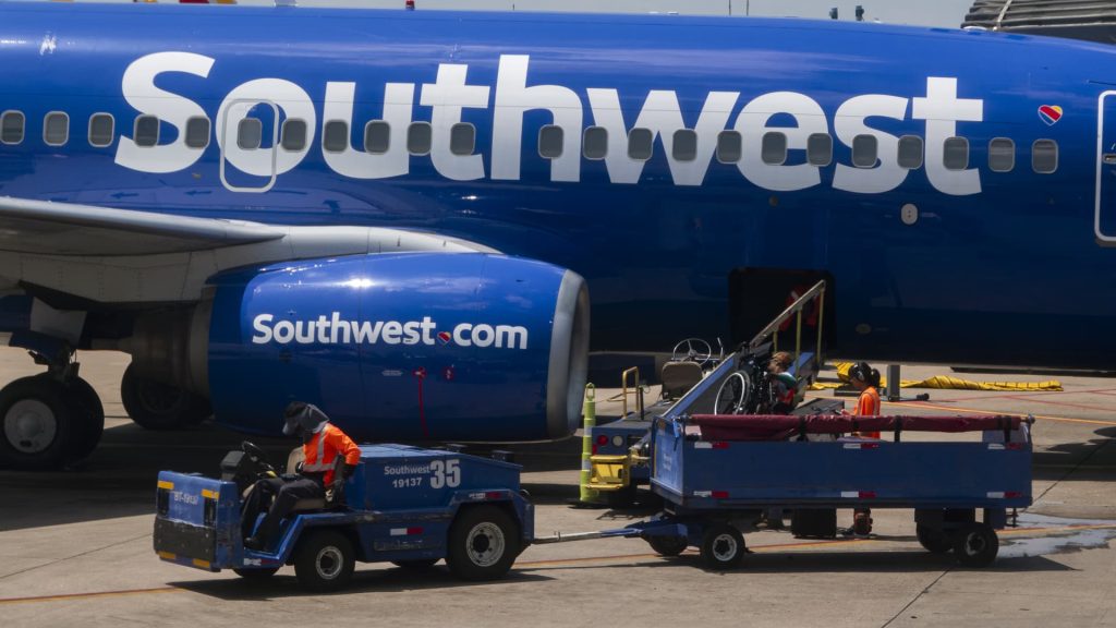 Southwest Airlines akan dikenakan biaya untuk tas checked untuk pertama kalinya