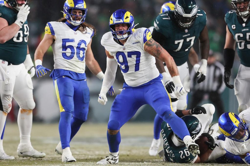 Tagihan untuk menandatangani mantan Rams DL Michael Hoecht dengan kesepakatan 3 tahun: Laporan