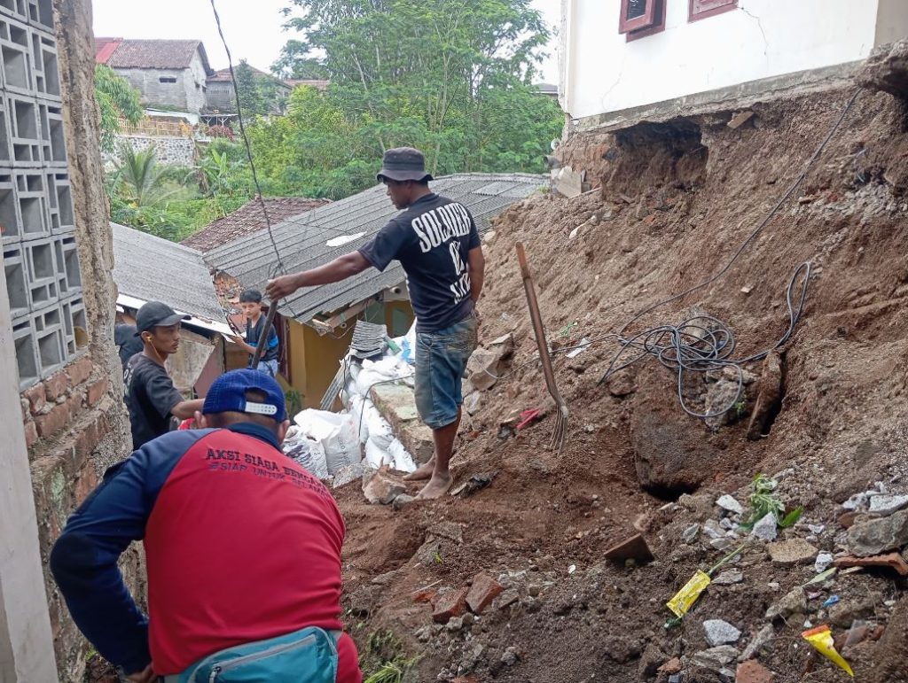 Tembok Penahan Ttanah Ambruk, Tiga Bangunan Rumah Di Kota Sukabumi Terancam Longsor