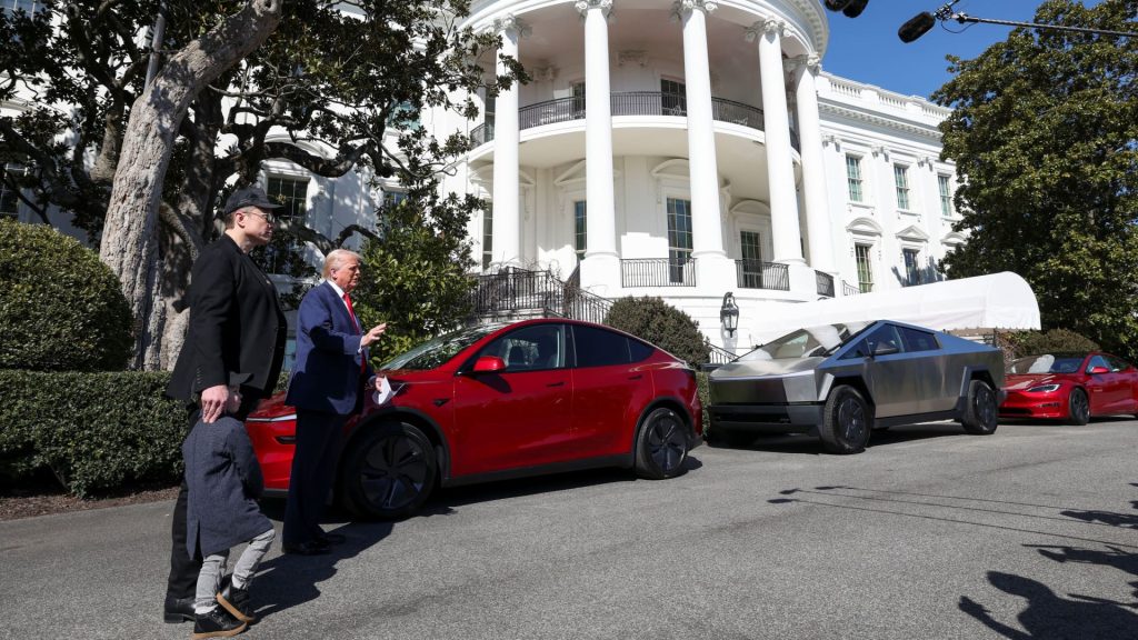 Trump Mengubah Lawn Gedung Putih menjadi ruang pamer Tesla