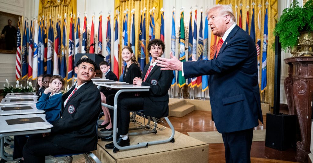 Trump membelah pinjaman siswa dan layanan pendidikan khusus dari Departemen Pendidikan.