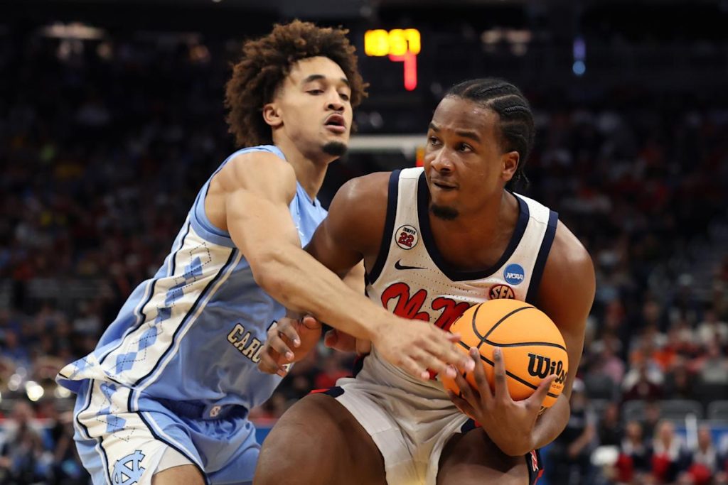 Turnamen NCAA: Ole Miss selamat dari rapat umum Furious North Carolina untuk menghilangkan Tar Heels, Advance