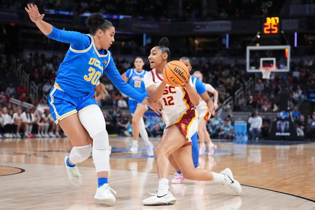 UCLA memenangkan Kejuaraan Sepuluh Besar Pertama, Besting Rival USC di Battle of Los Angeles