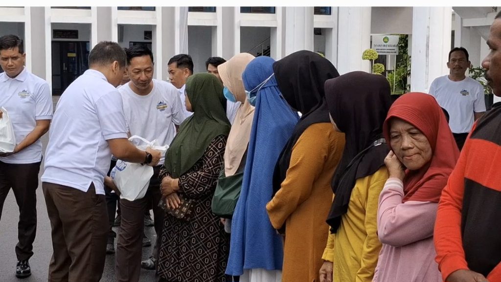 WARGA Pangkalpinang Antusias Berburu Sembako Murah RP50 Ribu